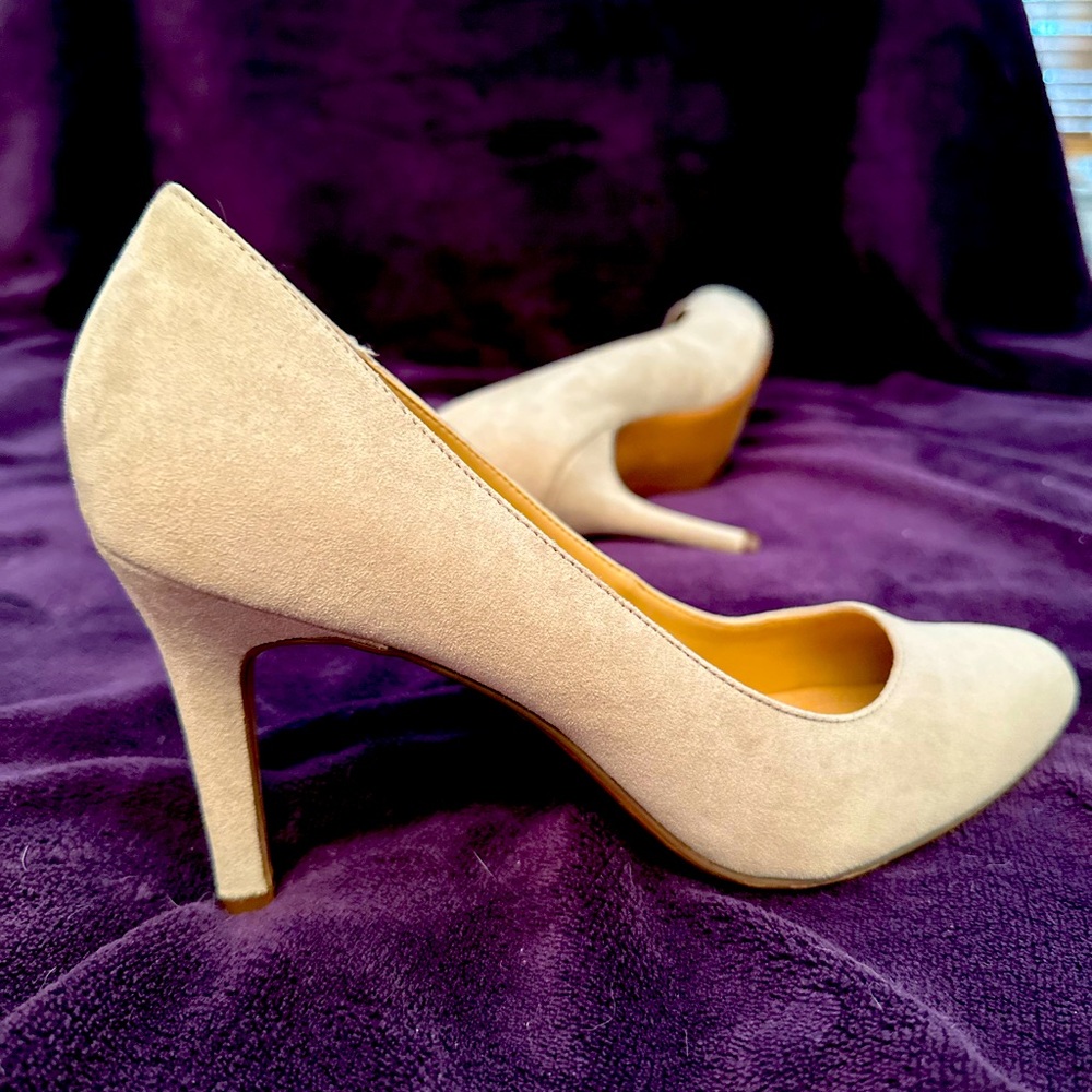 Kelly & Katie closed toe nude heels size 9